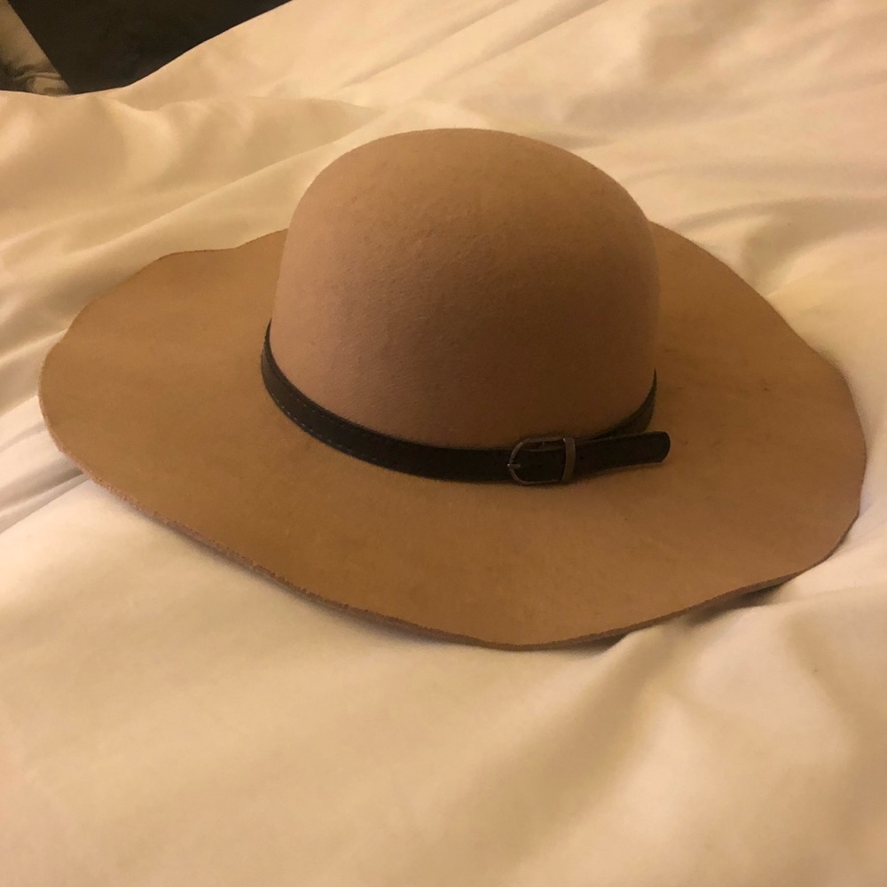 Chic Ruff Wide Brim Felt Hat